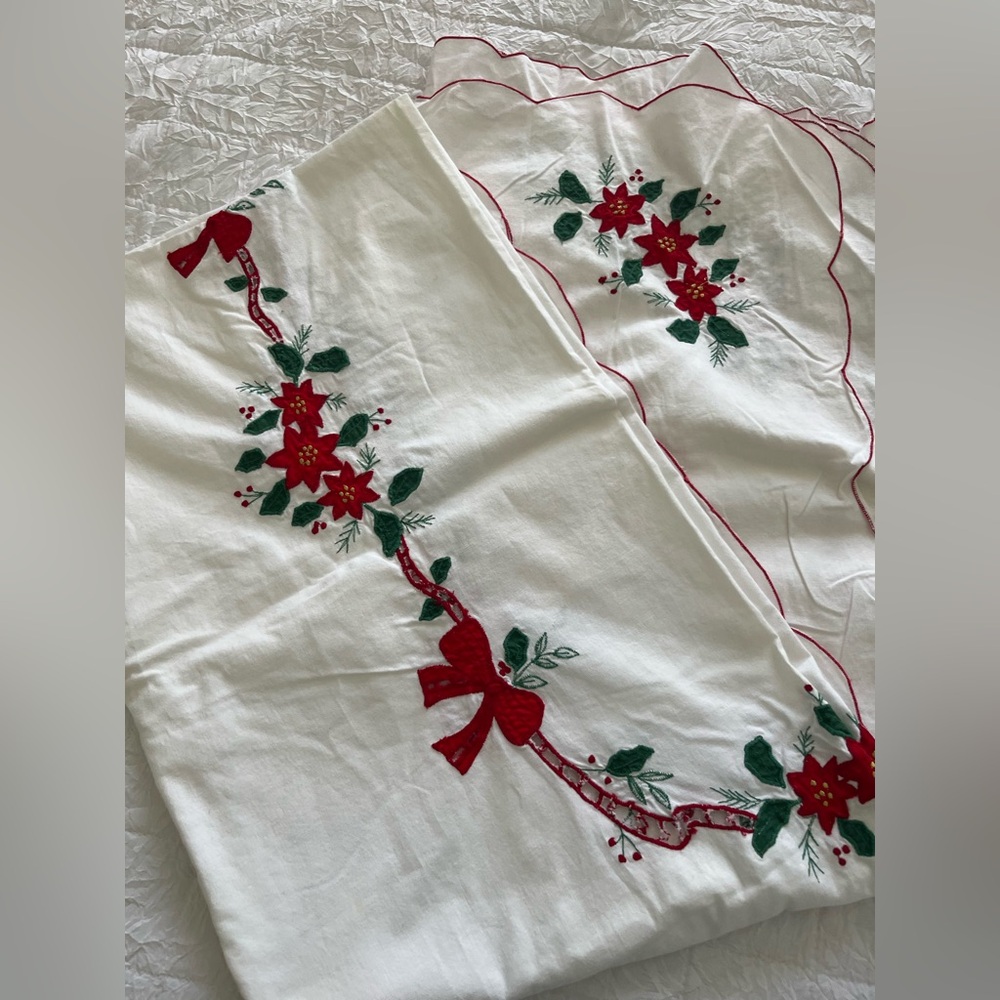Vintage Embroidered Large Holiday Tablecloth Rectangular White Cotton, EUC 🎄
